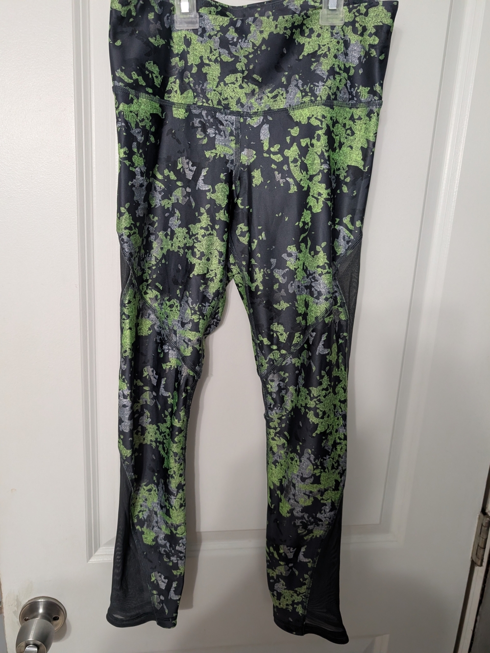 Under Armour Black Leggings with Green & Gray Camouflage Print sizeM